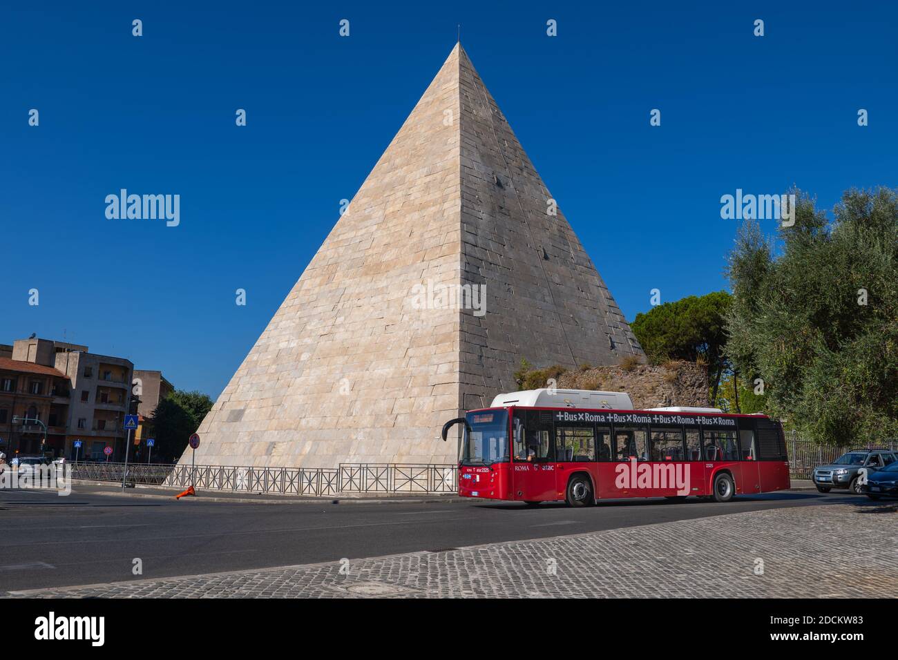 Pyramide de Cestius (Piramide di Caio Cestio ou Cestia) dans la ville de Rome, Italie, ancienne tombe de Gaius Cestius, vers 18–12 av. J.-C. et bus du TR public Banque D'Images