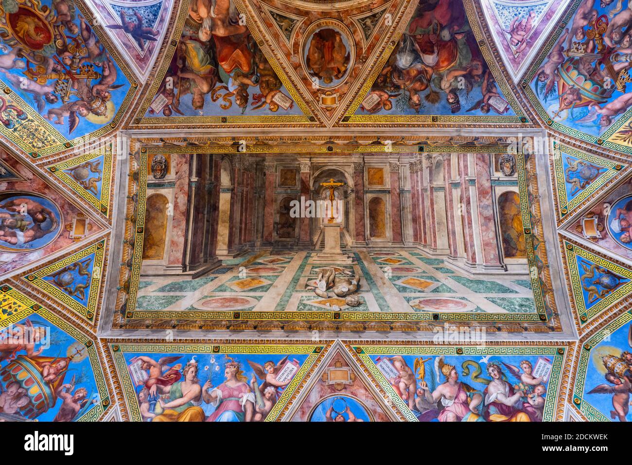 Salle de Constantine plafond avec peinture Triumph de la religion chrétienne Tommaso Laureti dans les salles de Raphaël, Musées du Vatican, Rome, Italie Banque D'Images