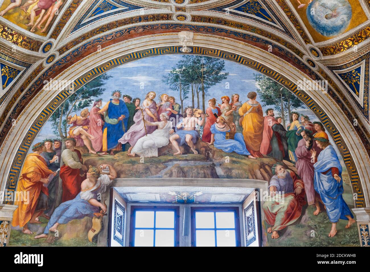 Parnassus fresque avec dieu Apollon au centre jouant le lyre, entouré par les neuf Muses et poètes Virgile et Dante dans la salle de la Segnatura, Raphaël Banque D'Images