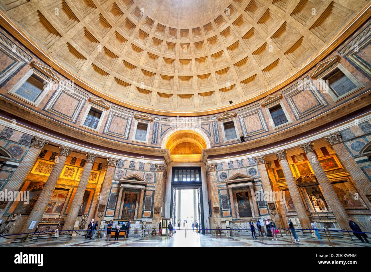 Intérieur de l'église du Panthéon à Rome, Italie. Ancien temple romain de 113 à 125 av. J.-C. Banque D'Images