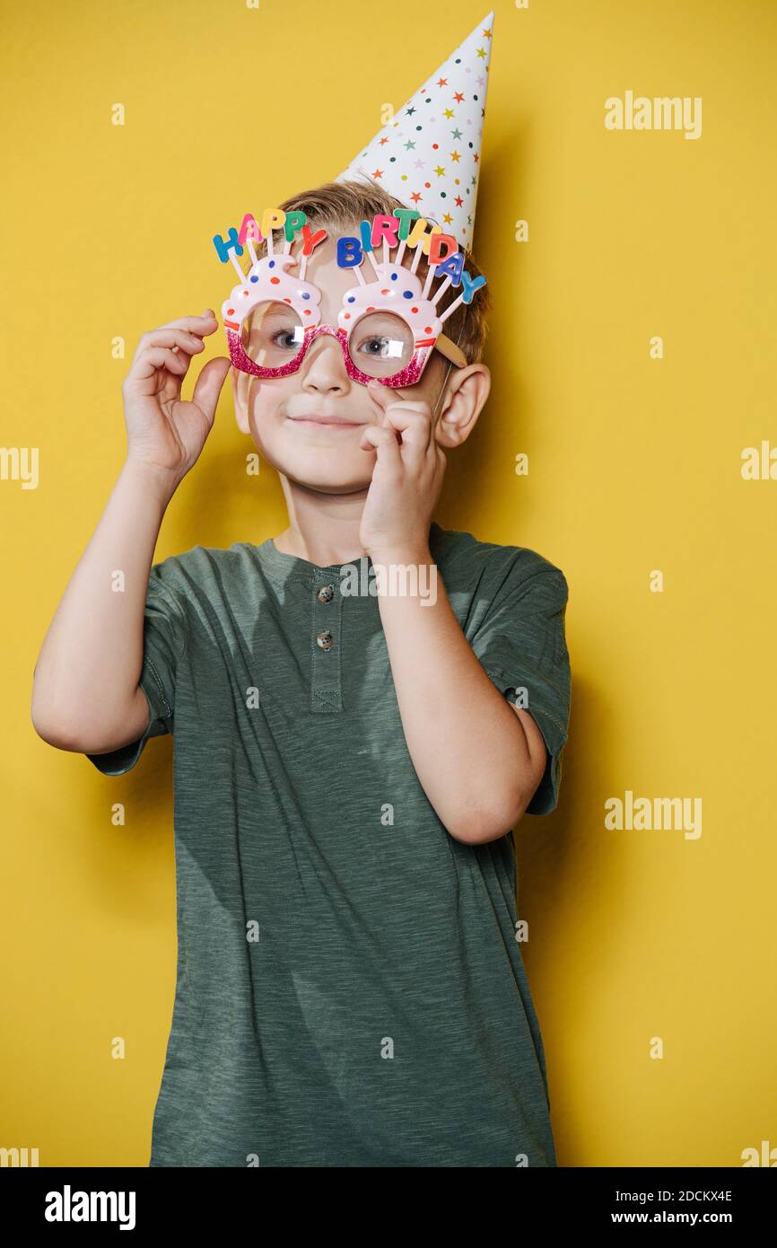 Adorable garçon d'anniversaire de dix ans debout devant le mur Banque D'Images