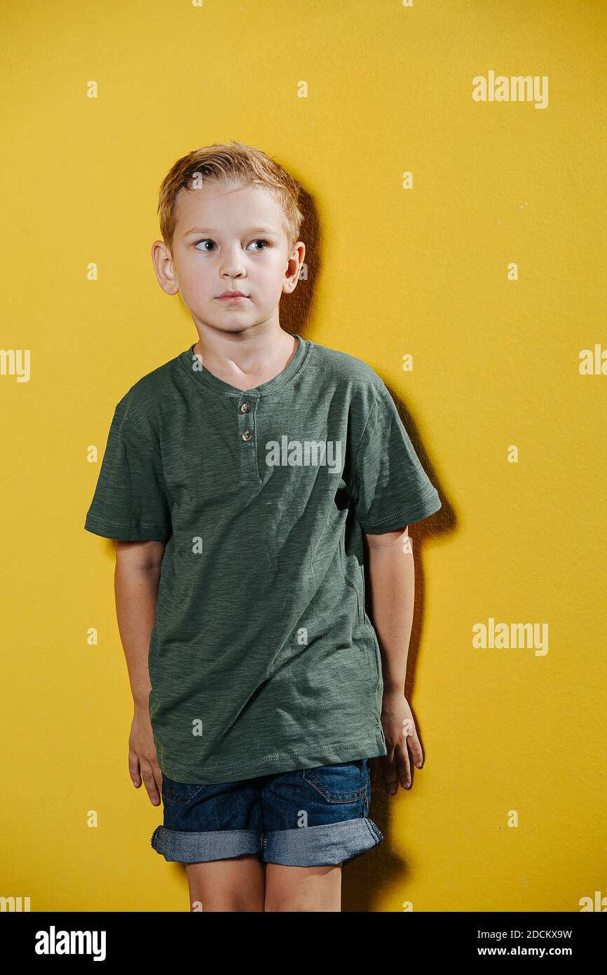 Portrait d'un garçon de dix ans mal en place avant du mur Banque D'Images