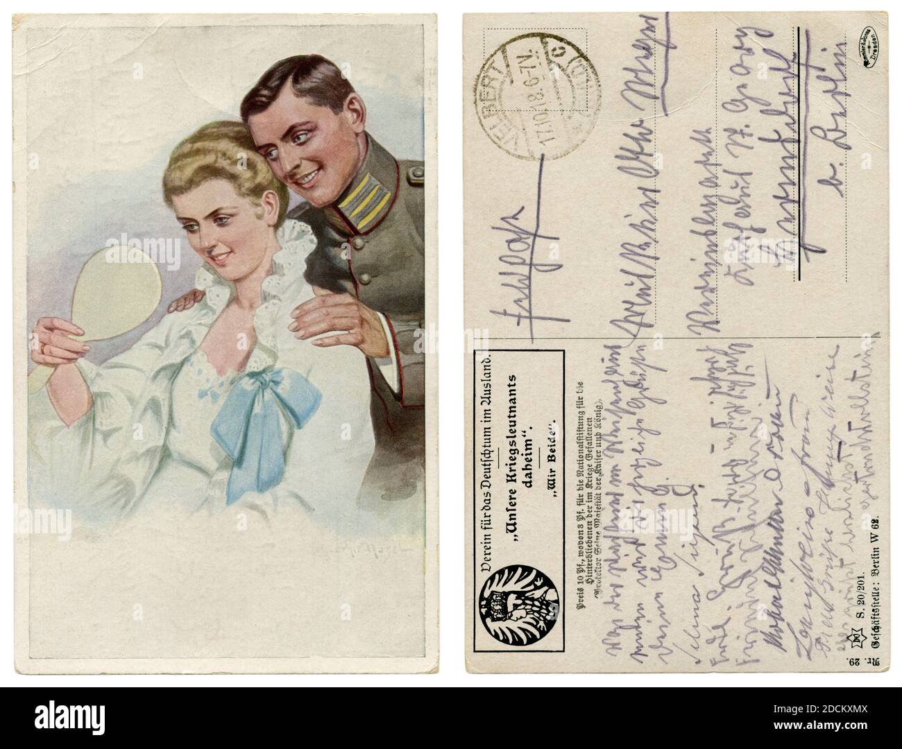 Carte postale historique allemande : un homme en uniforme militaire admire sa belle femme. Une dame dans une chemise de nuit regarde dans le miroir. World War One, 1914-18 Banque D'Images