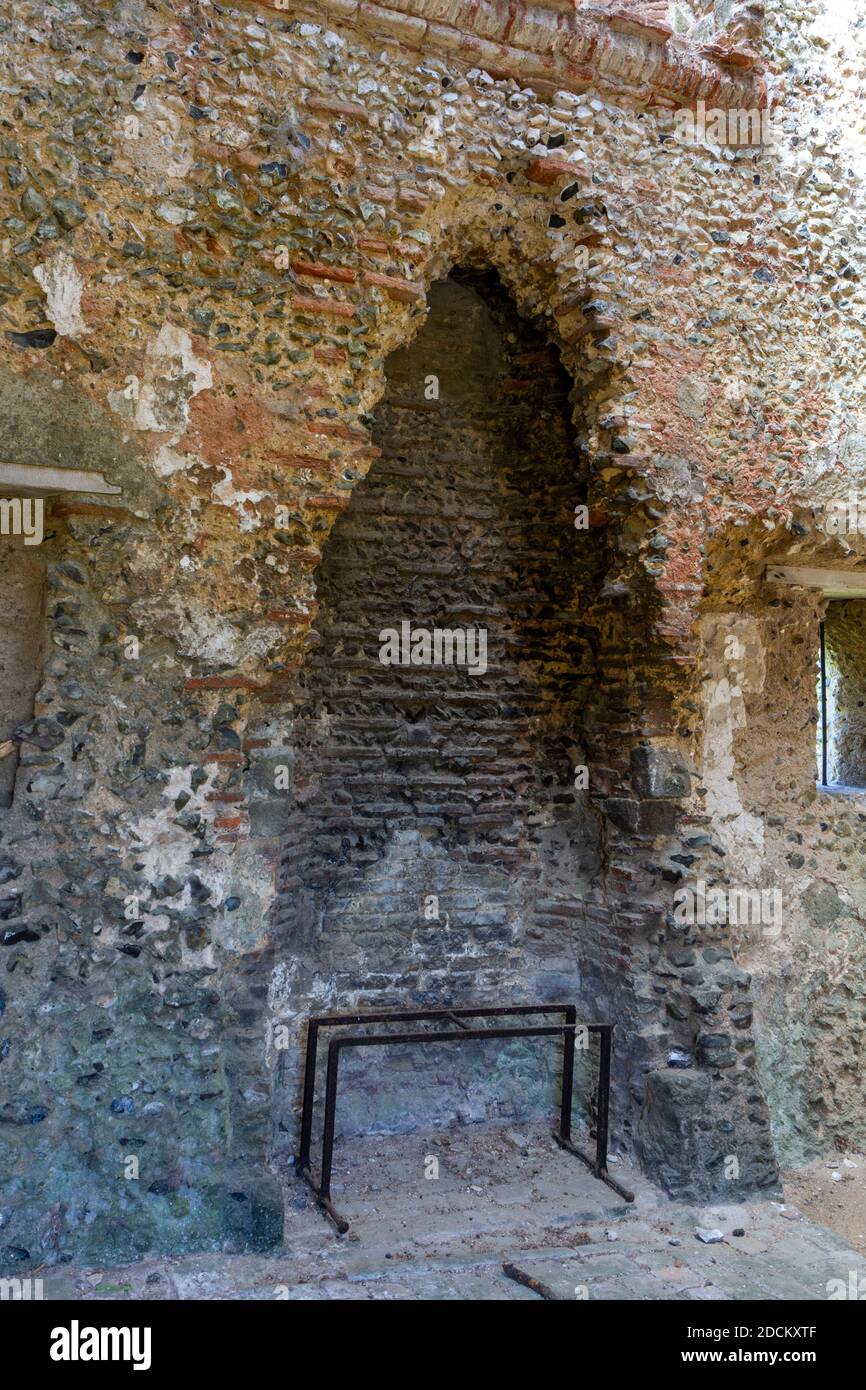 Cheminée à l'intérieur de Thetford Warren Lodge près de Thetford, Norfolk, Royaume-Uni. Il a probablement été construit autour de 1400 par le Prieuré de Thetford. Banque D'Images