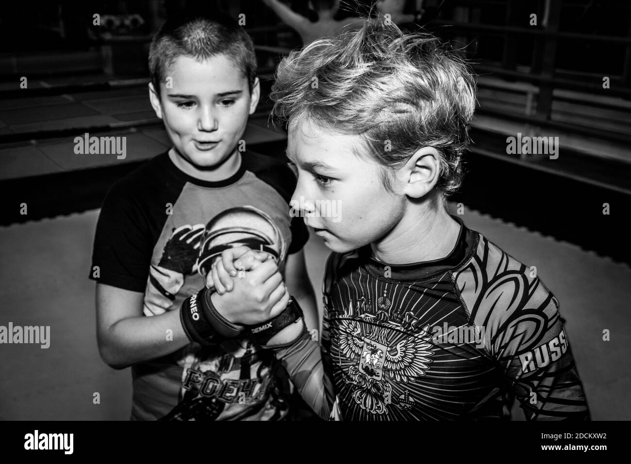 Russie. Vyborg. 11.20.2020 enfants à Muay formation thaïlandaise. Photo en noir et blanc Banque D'Images