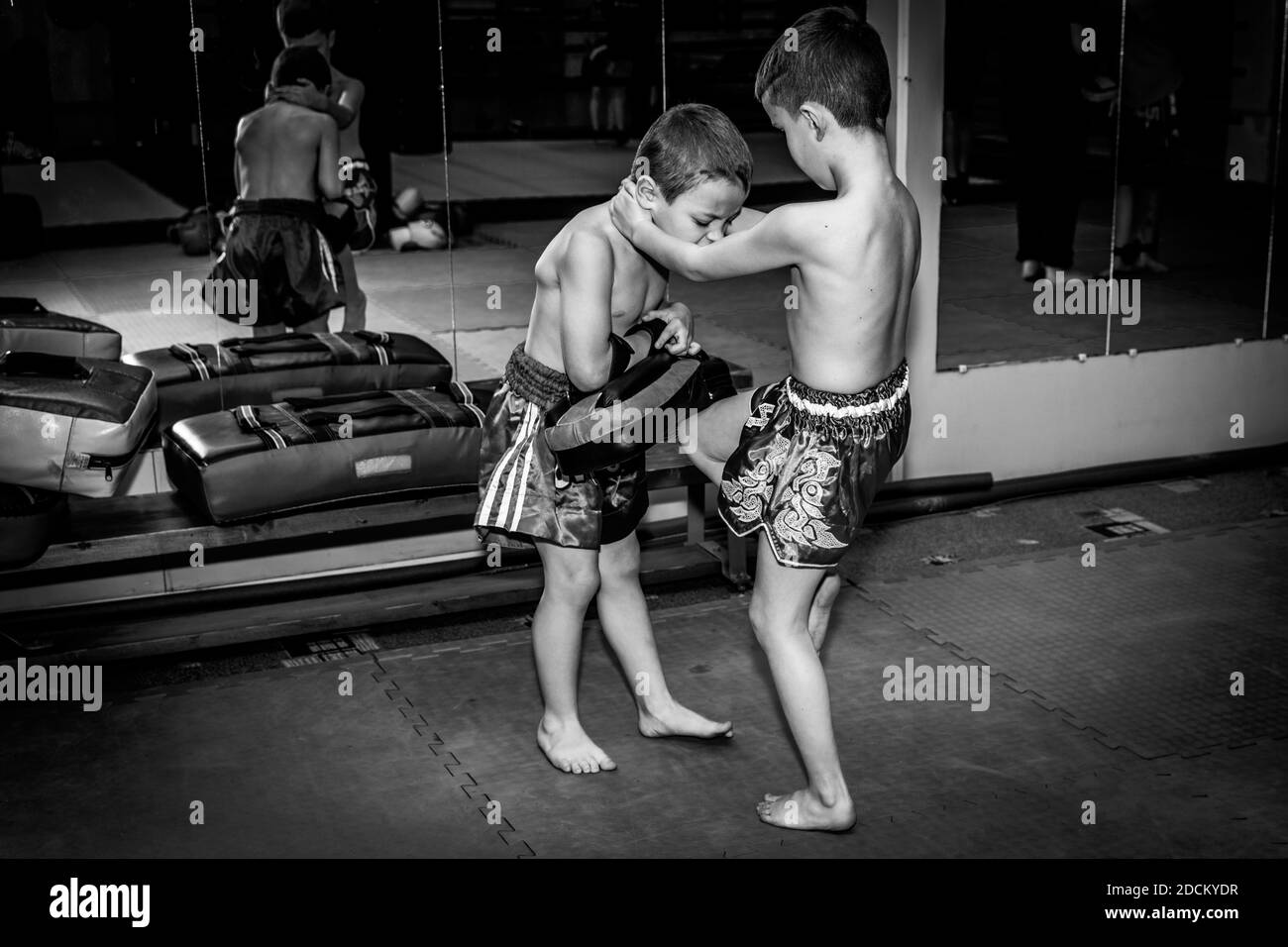 Russie. Vyborg. 11.20.2020 enfants à Muay formation thaïlandaise. Photo en noir et blanc Banque D'Images