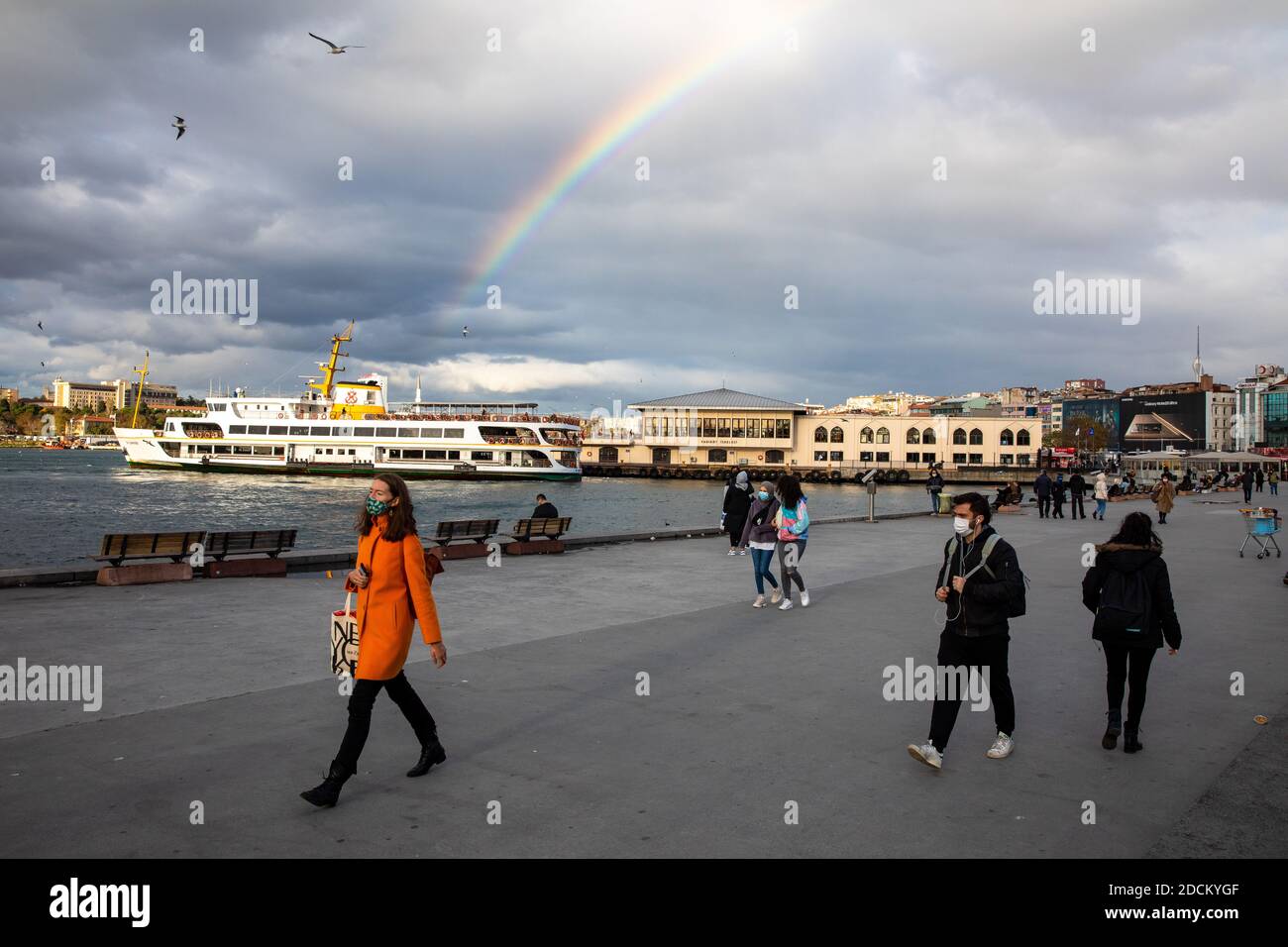 Un arc-en-ciel coloré a été vu sur la côte de Kadikoy après une journée de pluie. Kadikoy est un grand quartier peuplé et cosmopolite de la partie asiatique d'Istanbul Banque D'Images