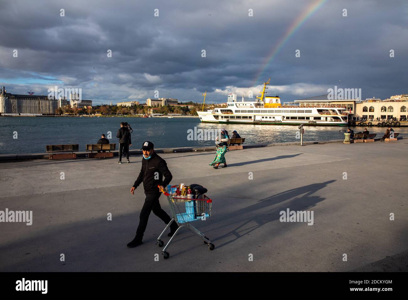 Un arc-en-ciel coloré a été vu sur la côte de Kadikoy après une journée de pluie. Kadikoy est un grand quartier peuplé et cosmopolite de la partie asiatique d'Istanbul Banque D'Images