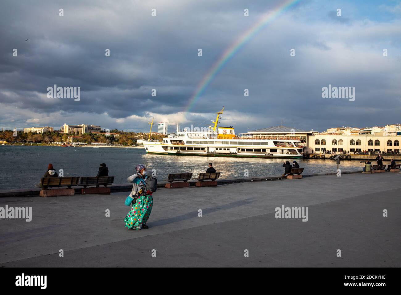 Un arc-en-ciel coloré a été vu sur la côte de Kadikoy après une journée de pluie. Kadikoy est un grand quartier peuplé et cosmopolite de la partie asiatique d'Istanbul Banque D'Images