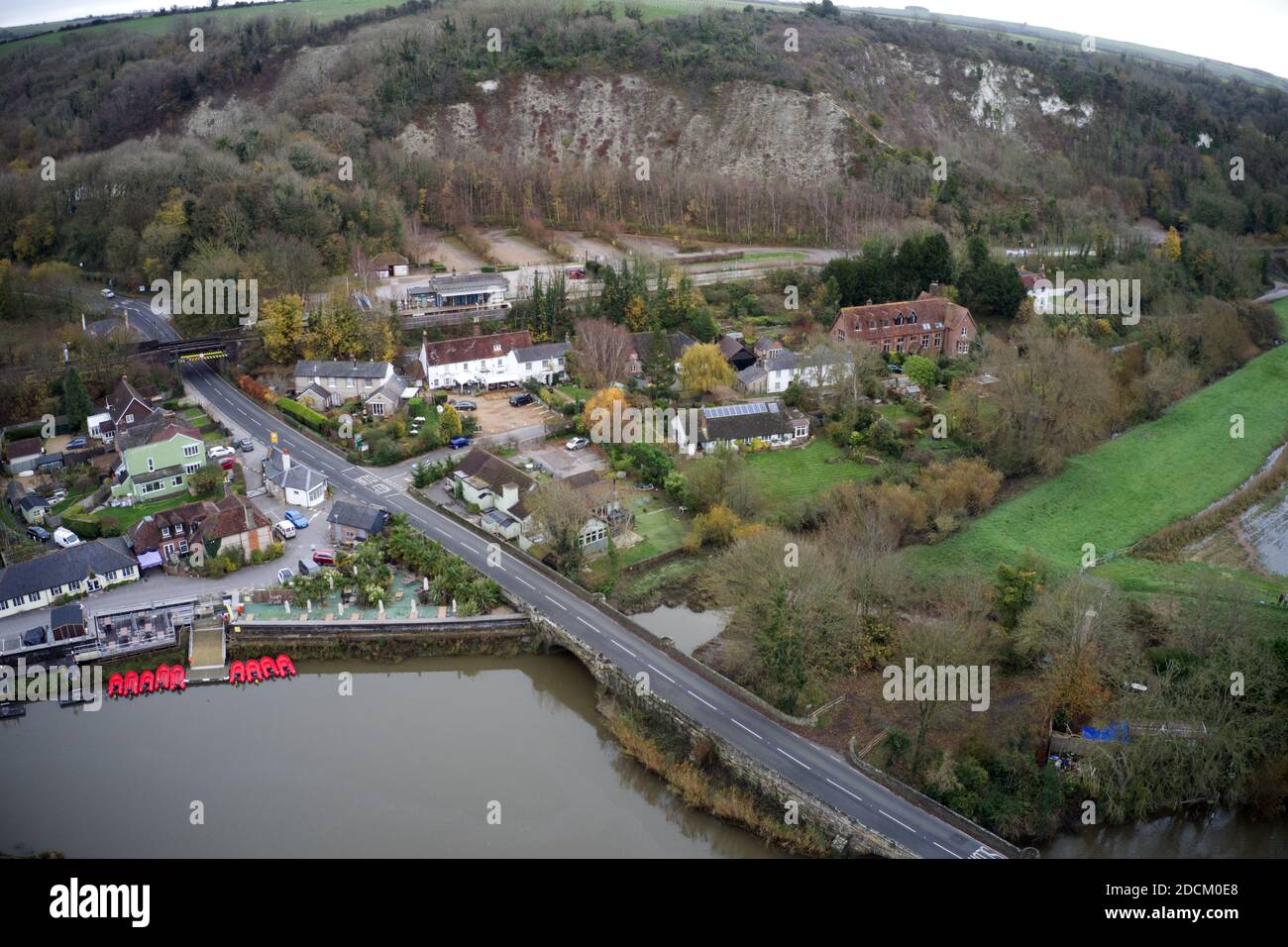 Vue sur Amberley depuis les airs avec le célèbre Chalk Pit and Museum en arrière-plan. Banque D'Images