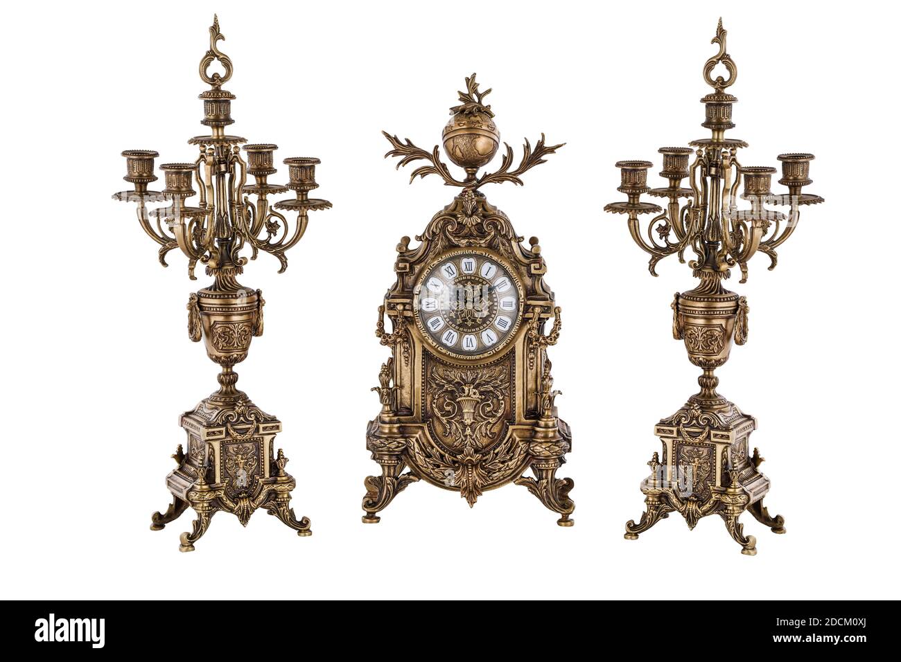 Montre or vintage avec candélabre sur fond blanc, horloge et candélabre en bronze, chandeliers et horloge en or, horloge et chandeliers anciens, vint Banque D'Images