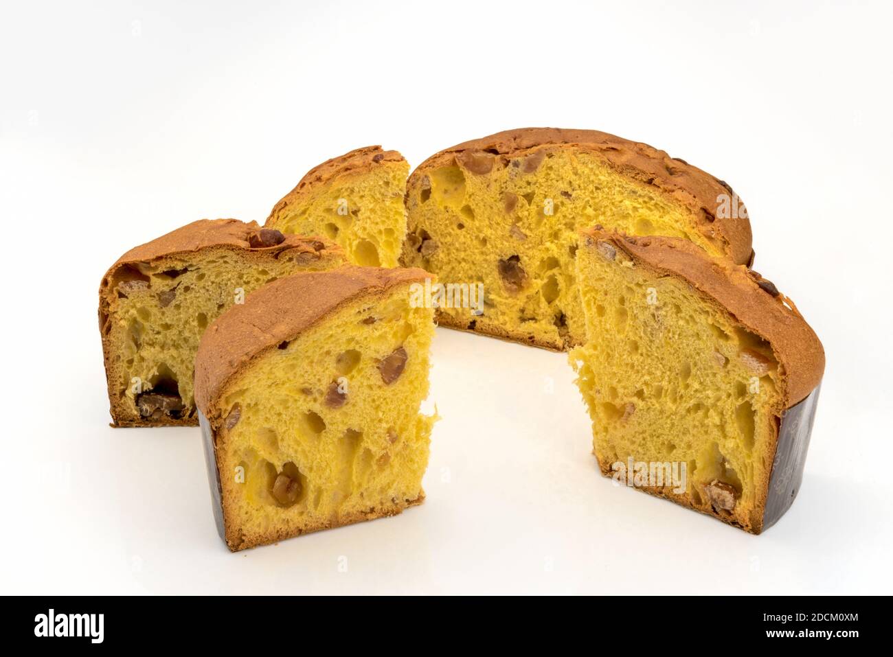 Panettone avec glace de marron, tranches de dessert typiquement italien pour Noël de Milan, isolées sur blanc Banque D'Images