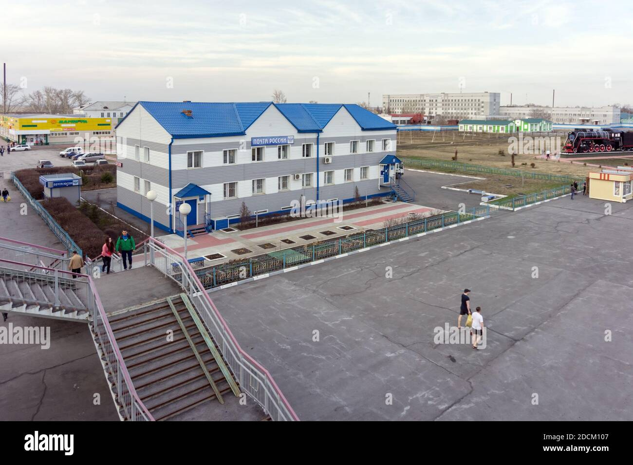 Vue du pont au bureau d'un grand Société d'État fédérale russe poste russe à une gare ferroviaire Dans la ville sibérienne de Barabinsk Banque D'Images