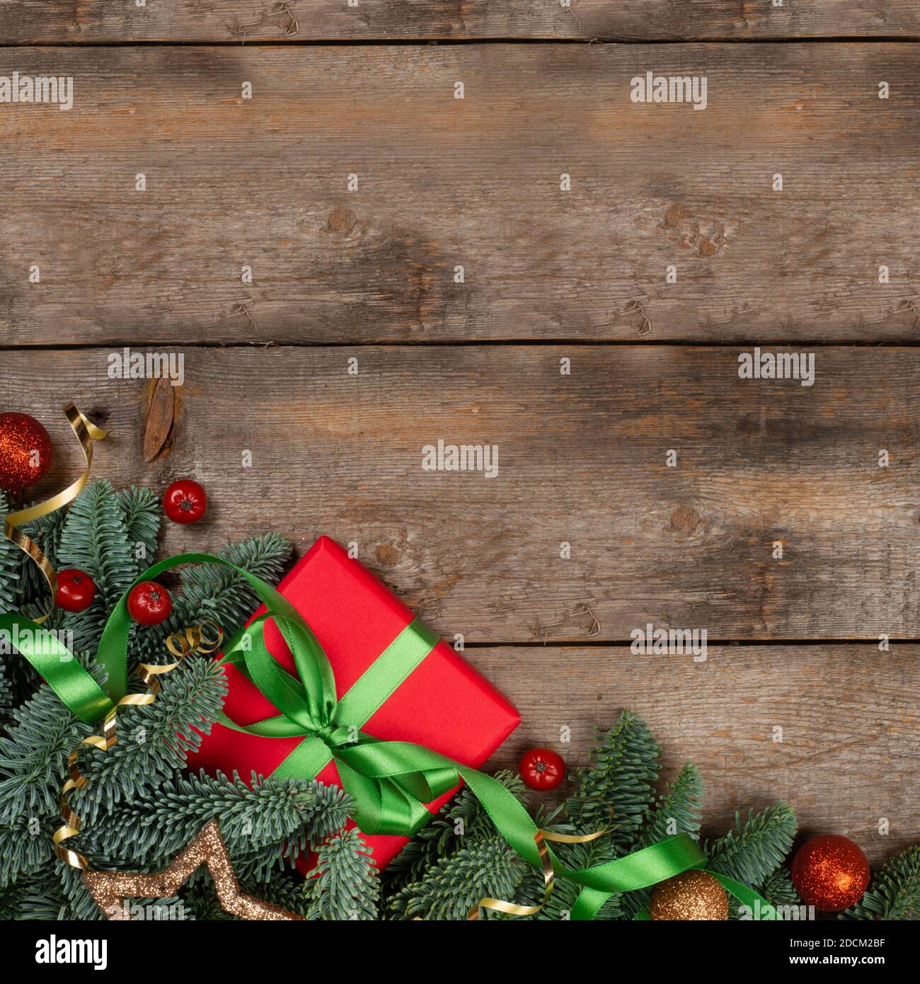 Composition de fond de Noël ou de nouvel an faite de décorations de Noël et branches de sapin et cadeau avec espace de copie pour texte Banque D'Images