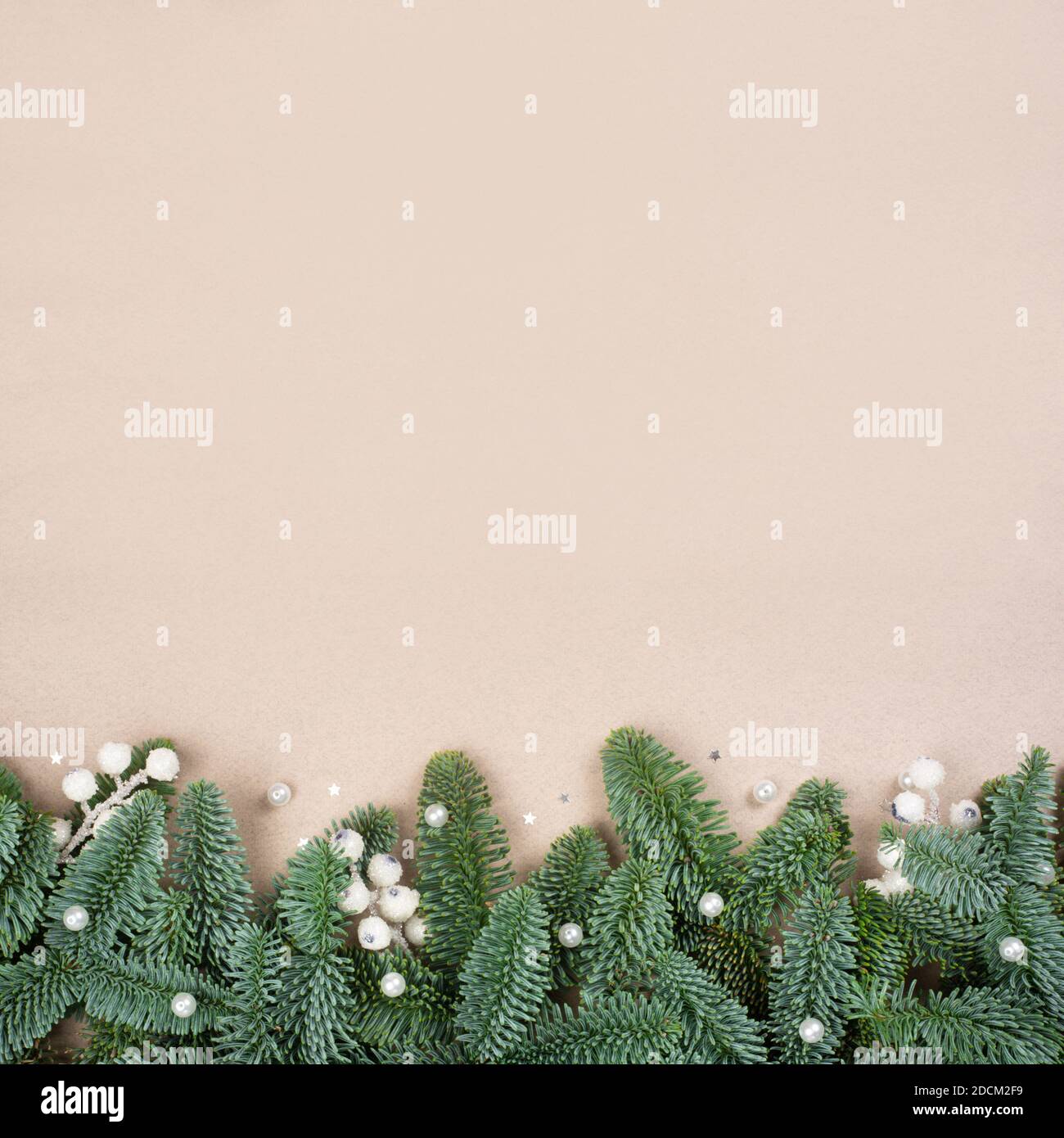 Sapin de noël traditionnel vert, décoration noble et blanche, boules cadre de bordure sur papier artisanal espace de copie pour le texte Banque D'Images