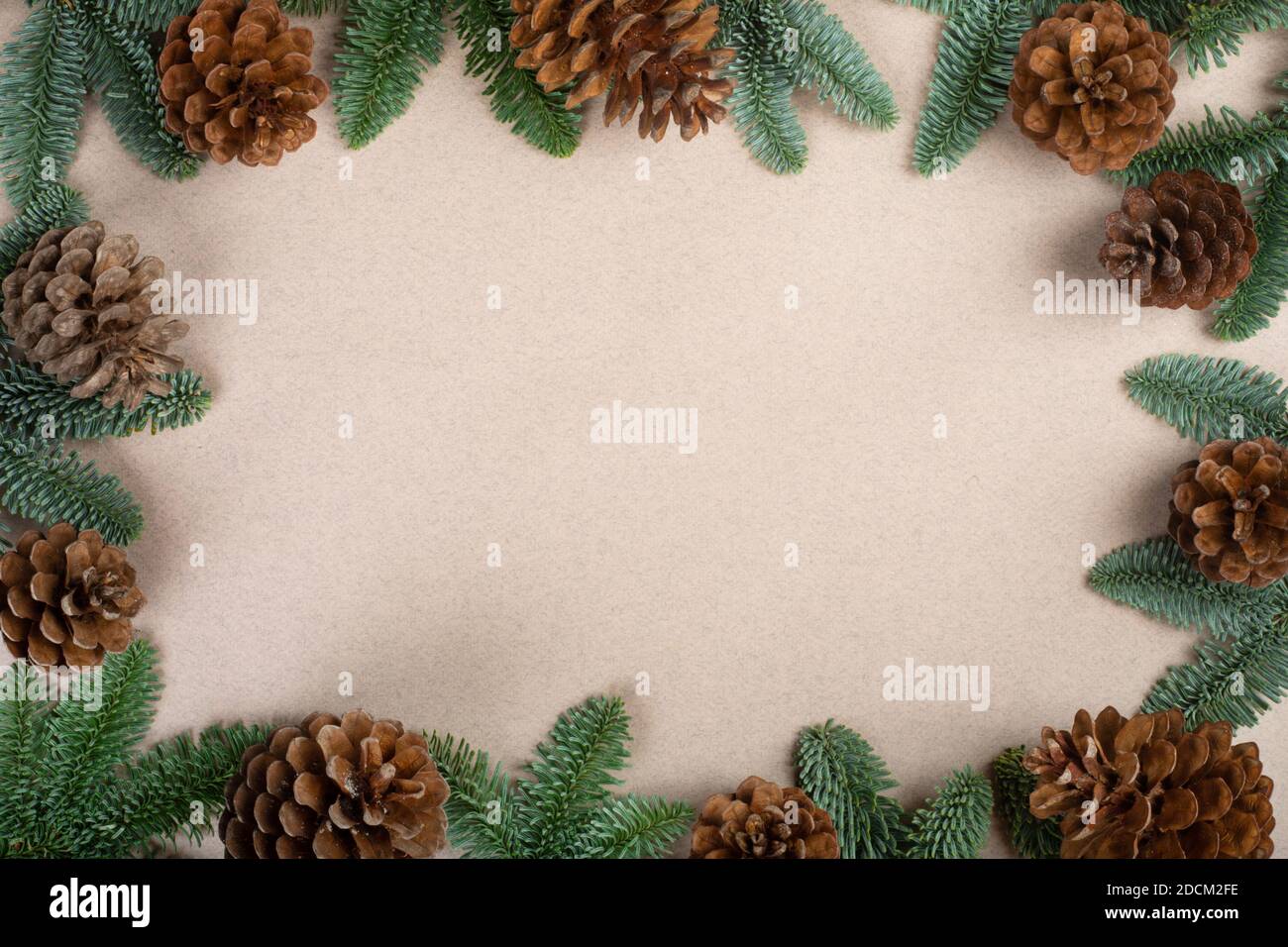 Sapin de noël traditionnel vert et cadre en forme de cônes et de sapin noble espace de texte sur l'arrière-plan du papier artisanal Banque D'Images