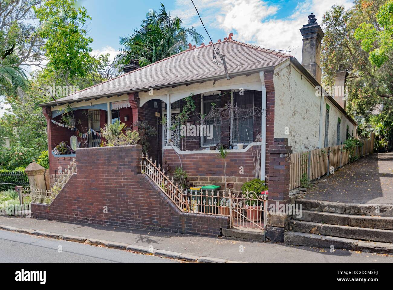 Une fédération conception de bungalow, maison en duplex dans la banlieue de Sydney de Glebe, Australie, fournissant deux logements séparés avec un mur central commun Banque D'Images