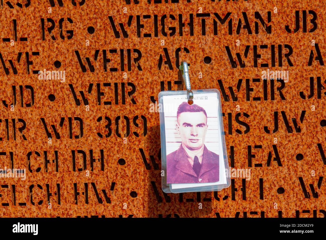 Détails avec photo du Sgt AC Weir sur un panel de noms sur les murs de noms, International Bomber Command Center, Lincoln, Lincs, Royaume-Uni. Banque D'Images