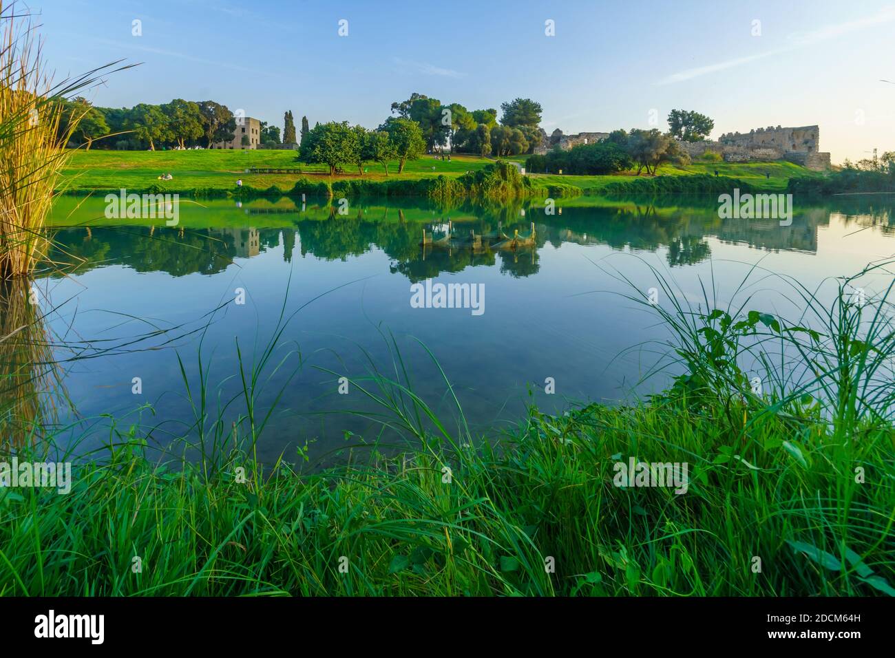 Vue sur le lac et le fort d'Antipatris (Binar Bashi), dans le parc national de Yarkon (tel Afek), dans le centre d'Israël Banque D'Images