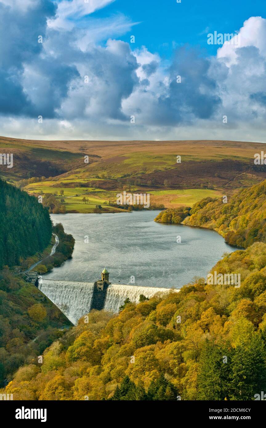 PEN Y GARREG DAM ELAN VALLEY RESERVOIR POWYS WALES IN AUTOMNE AVEC FEUILLAGE COLORÉ SUR LES ARBRES ET UN CIEL BLEU Banque D'Images