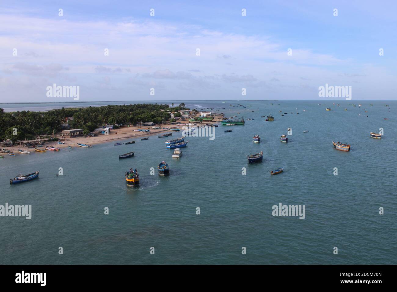 Vue sur les bateaux dans un océan indien, il prend à la vue supérieure de la plate-forme de bateau de rameshwaram dans l'eau de mer transparente. Banque D'Images