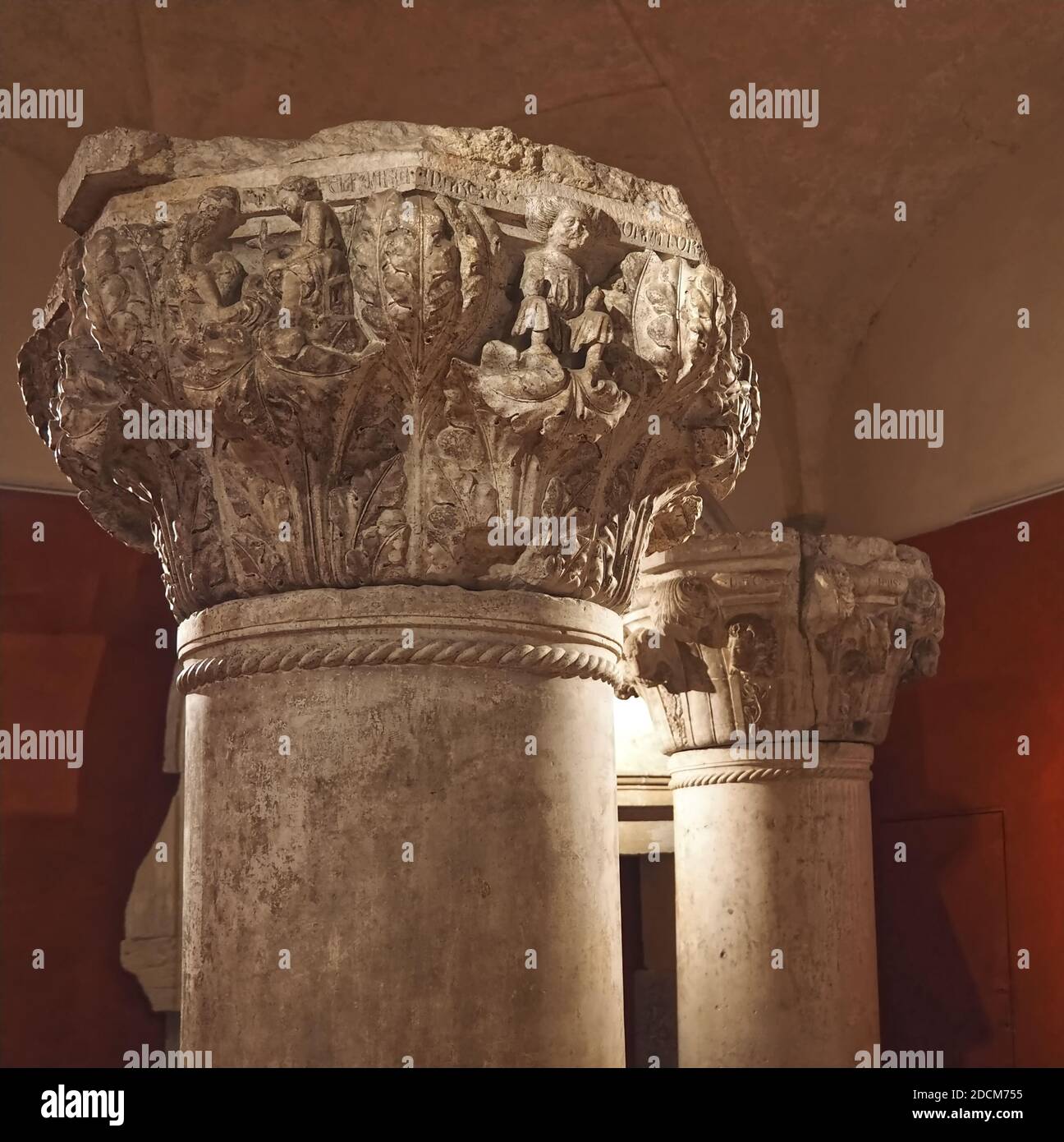 À l'intérieur du célèbre palais des Doges, dans les sculptures et les colonnes de Venise Banque D'Images