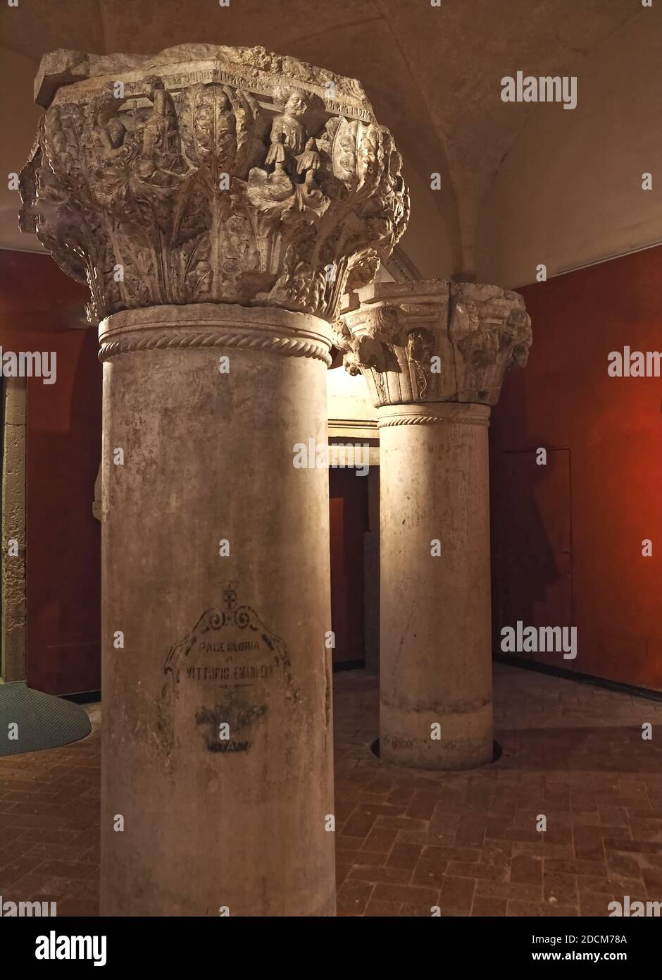 À l'intérieur du célèbre palais des Doges, dans les sculptures et les colonnes de Venise Banque D'Images