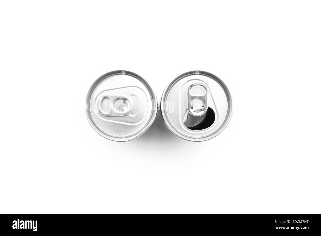 Revêtement plat de deux canette en aluminium ouverte sur fond blanc Banque D'Images