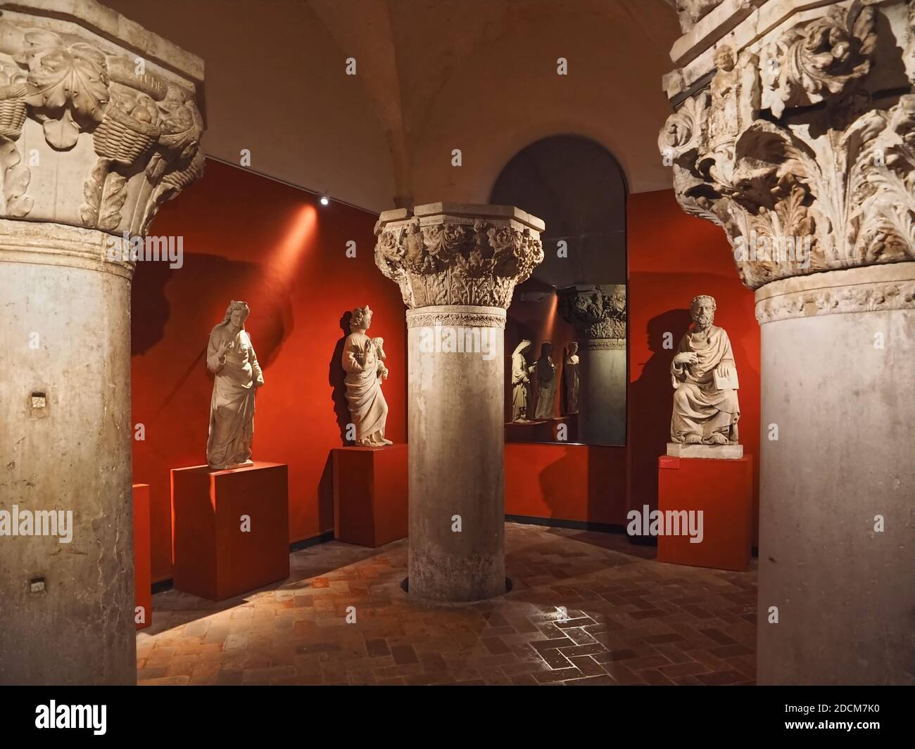 À l'intérieur du célèbre palais des Doges, dans les sculptures et les colonnes de Venise Banque D'Images
