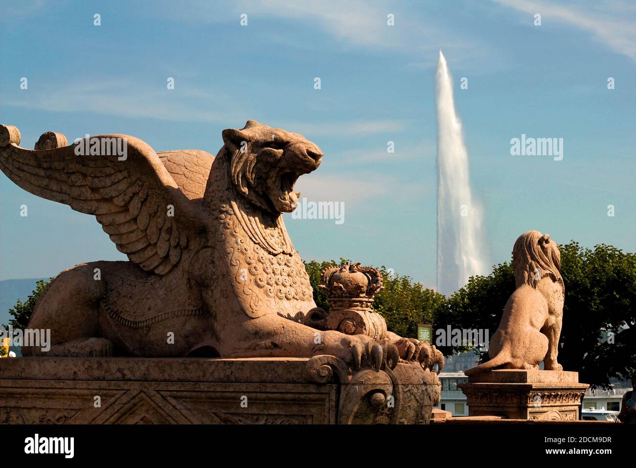 Statues de lions de grès du monument Brunswick avec fontaine Jet d'eau en arrière-plan Banque D'Images