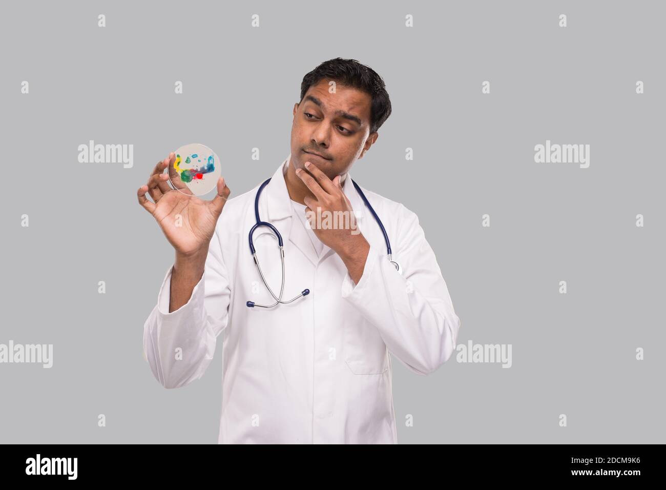 Indian Man Doctor Examing Petri boîte isolée. Médecine, concept de la science Banque D'Images