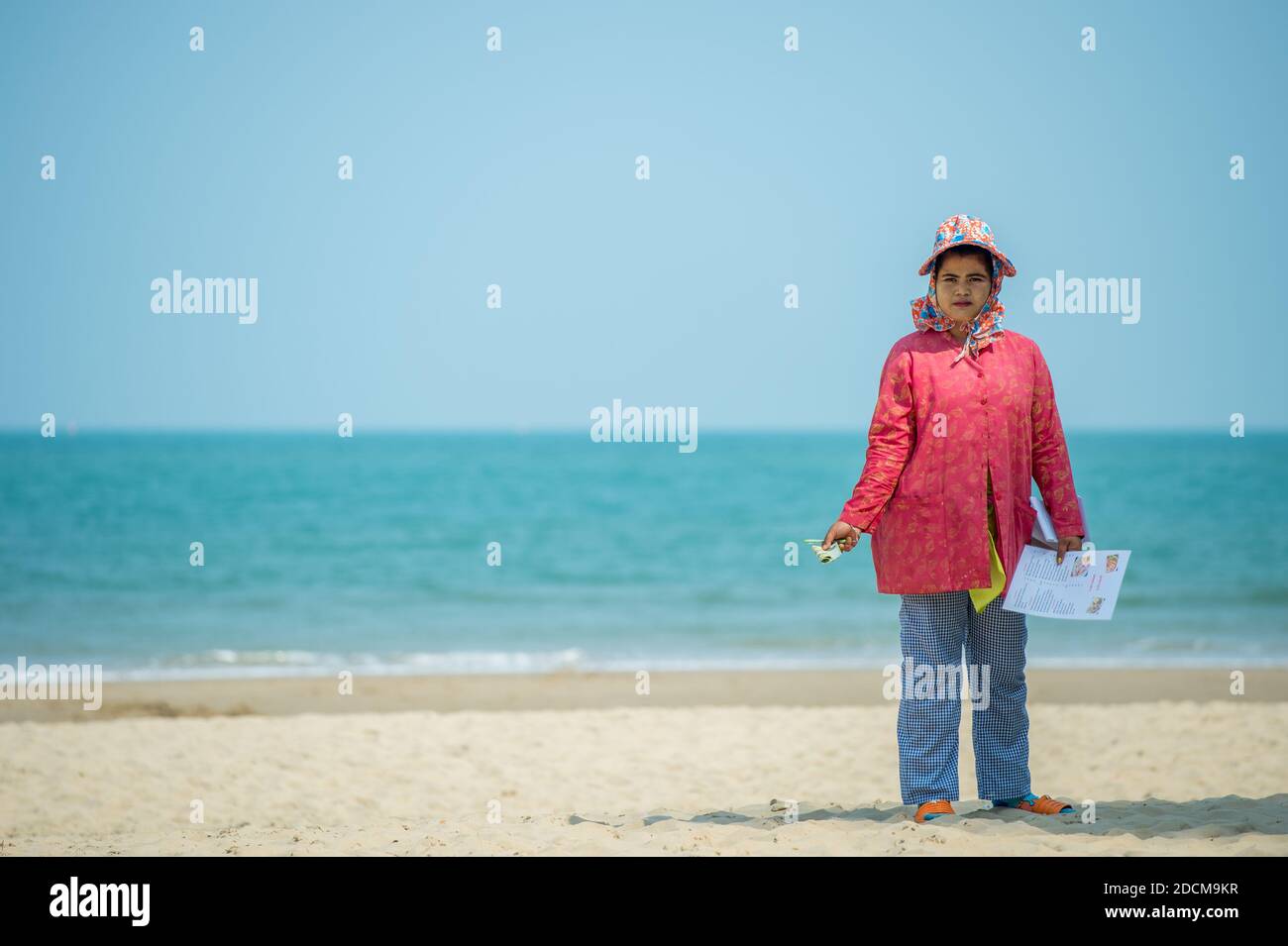 Serveuse à Khao Kalok Beach au sud de Hua Hin dans la province de Prachuap Khiri Khan en Thaïlande Banque D'Images