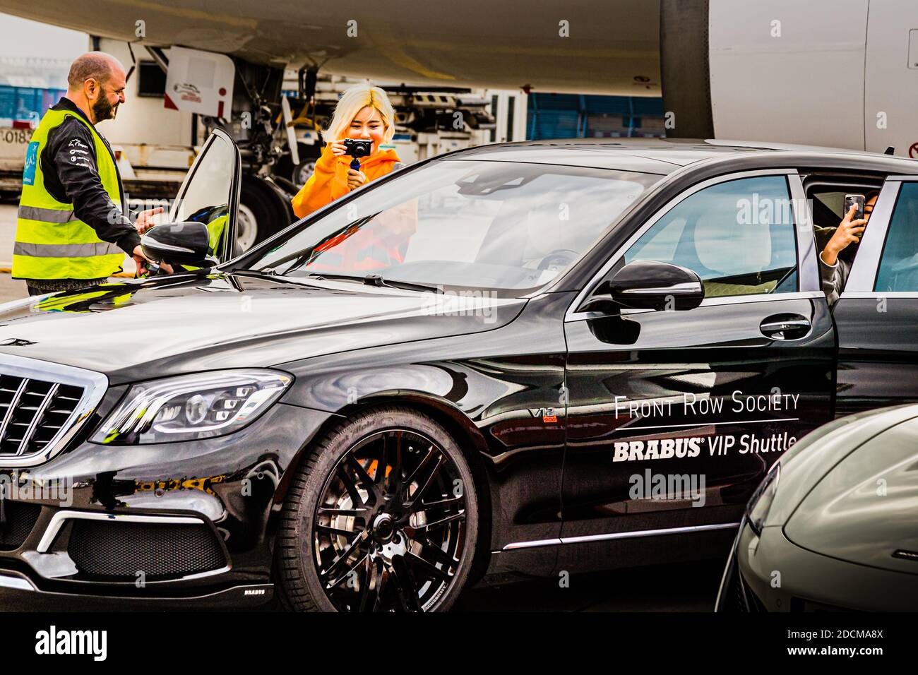 L'icône de DJ sud-coréen « DJ Soda » photographie la navette VIP BRABUS Maybach S 900, Francfort-sur-le-main, Allemagne Banque D'Images