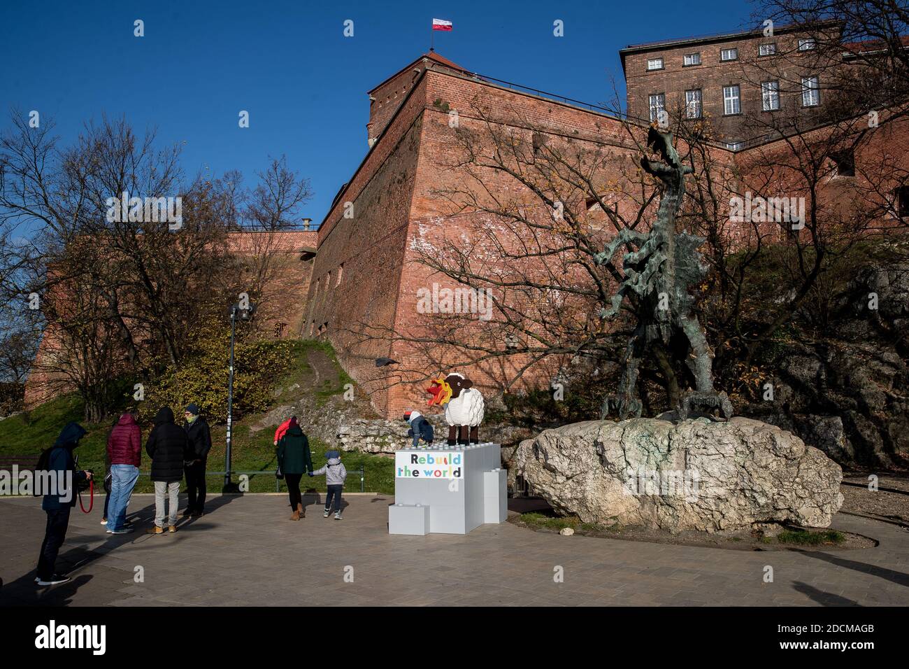 Cracovie, Pologne. 21 novembre 2020. Des gens vus à côté des sculptures.UN mouton à couper le feu Lego a été placé à Cracovie, juste à côté de la sculpture du Dragon de Wawel dans le cadre de l'action mondiale #RebuildTheWorld visant à développer la créativité des enfants. Crédit : SOPA Images Limited/Alamy Live News Banque D'Images