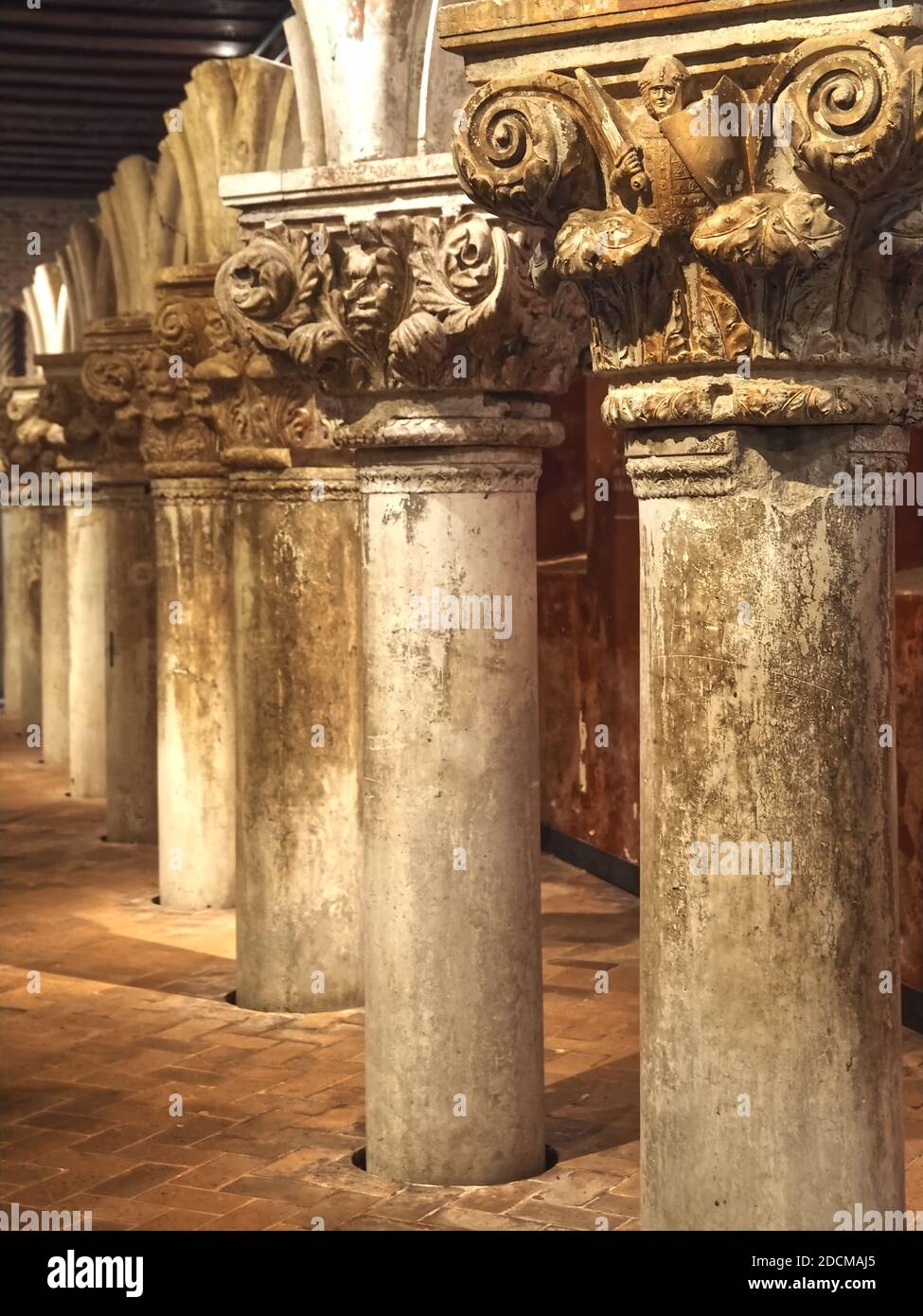 À l'intérieur du célèbre palais des Doges, dans les sculptures et les colonnes de Venise Banque D'Images