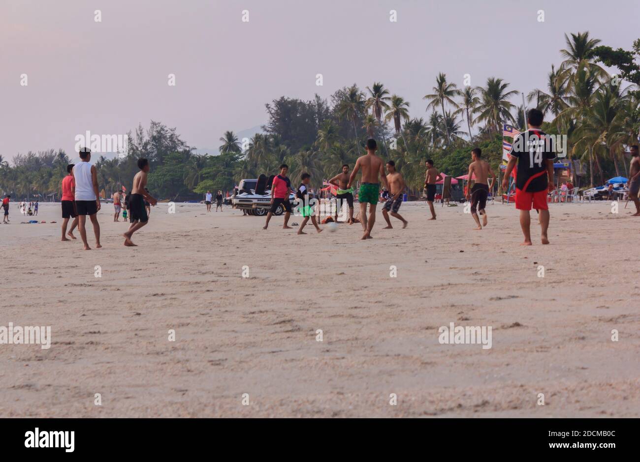 Football à la plage de pantai cenang langkawi. Banque D'Images