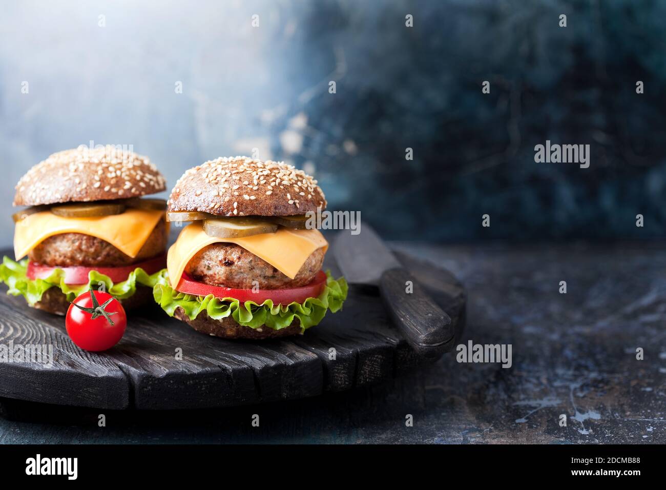 Cheeseburger sain avec pain de blé entier, foyer sélectif Banque D'Images