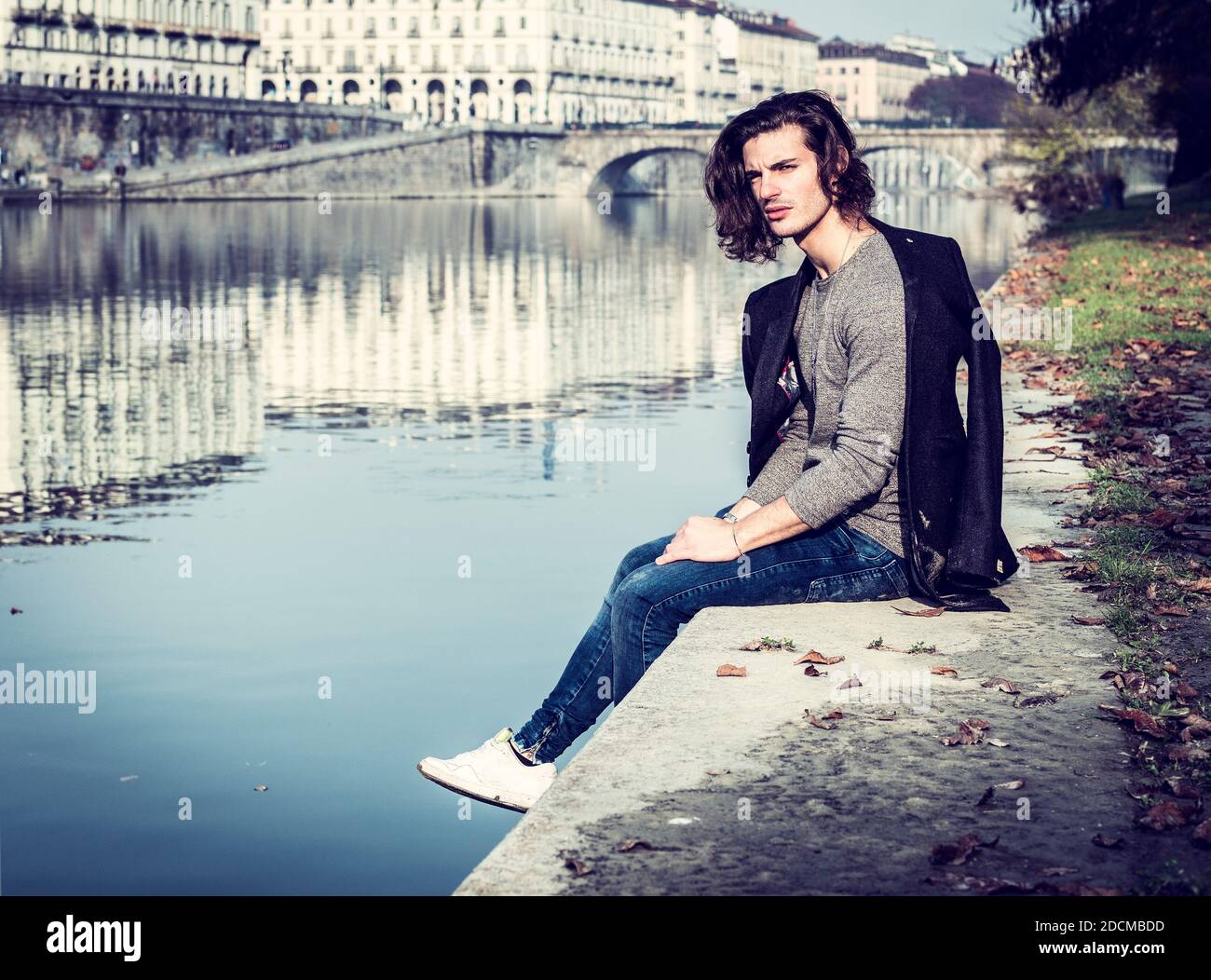 Un beau jeune homme en milieu urbain dans la ville européenne Banque D'Images