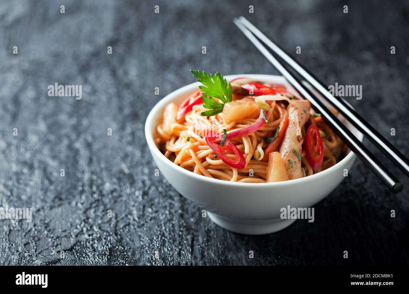 Nouilles aux légumes, poulet et ananas en sauce aigre-douce, sélectif Banque D'Images