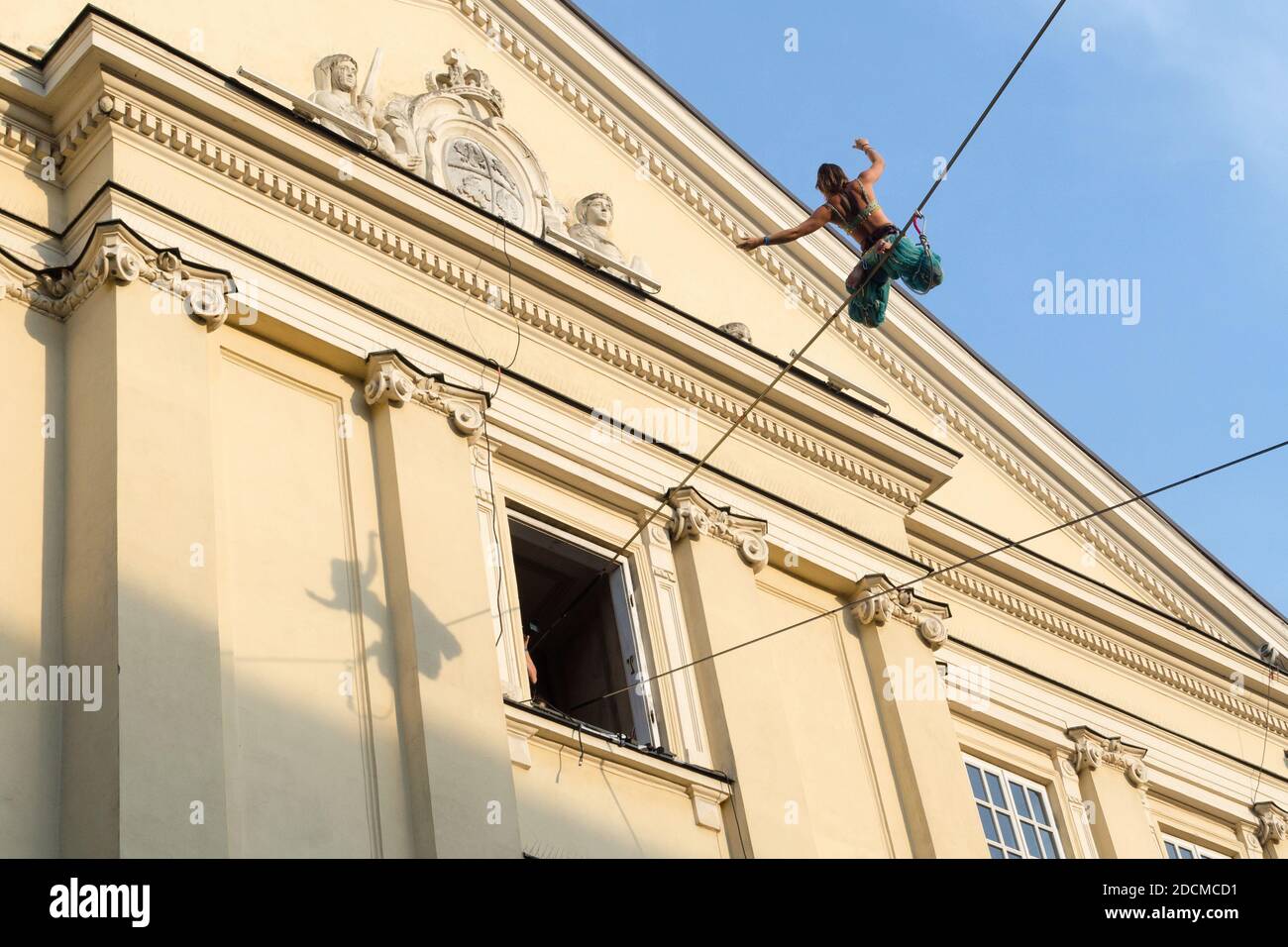 Lublin, Pologne - 26 juillet 2014: Acrobat Walking Highline au nouveau festival de cirque et de bus Carnaval Sztukmistrzow Banque D'Images