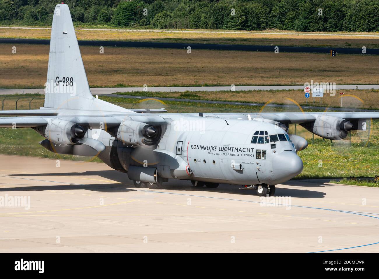 Un avion de transport militaire de la Royal Netherlands Air Force (Koninklijke Luchtmacht) (RNLAF) Lockheed C-130H Hercules à la base aérienne d'Eindhoven. Banque D'Images