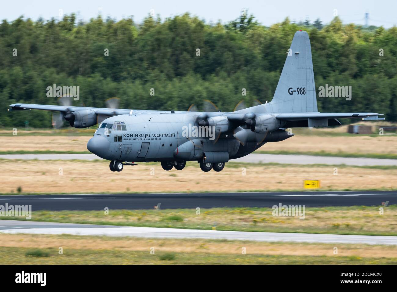 Un avion de transport militaire de la Royal Netherlands Air Force (Koninklijke Luchtmacht) (RNLAF) Lockheed C-130H Hercules à la base aérienne d'Eindhoven. Banque D'Images