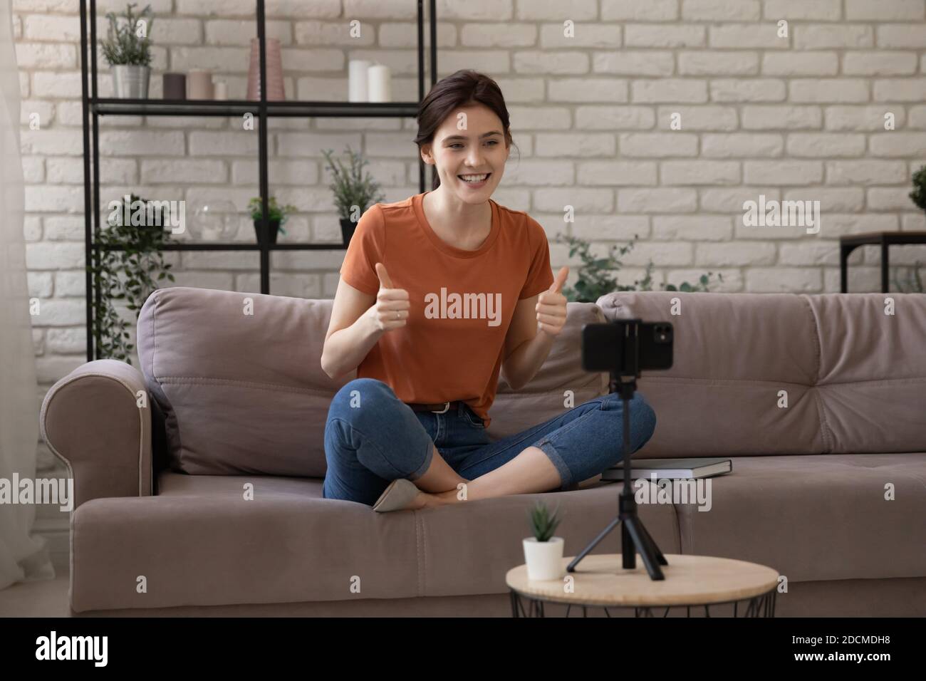 Souriant belle femme blogueur millénaire produits ou services de publicité. Banque D'Images