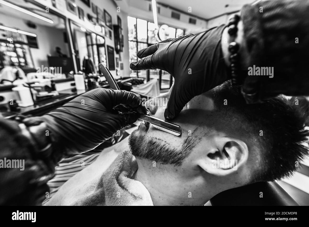 Rasage d'une barbe dans un salon de coiffure de la première personne Photo  Stock - Alamy