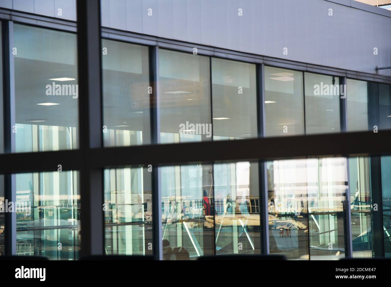 JOUR DU VOYAGE : un espace salon complètement vide est observé à l'aéroport JFK tôt le matin avant l'arrivée des passagers en avion. Banque D'Images