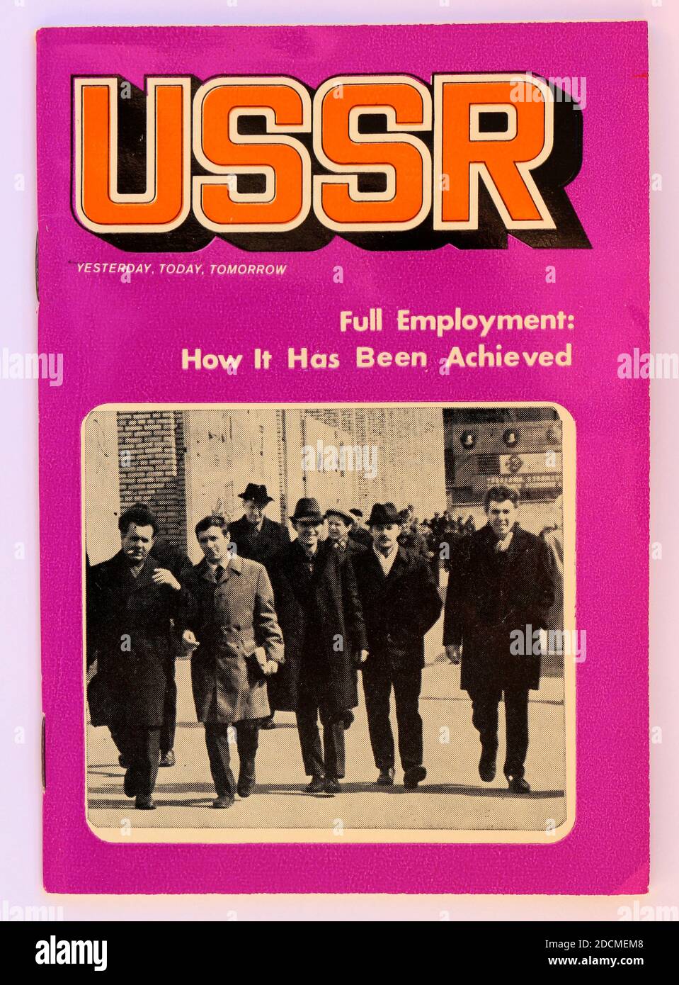 Photo d'un livret de propagande URSS le plein emploi: Comment il a été réalisé donné aux étudiants en Russie soviétique en 1976 avec Leonid Brejnev au pouvoir Banque D'Images