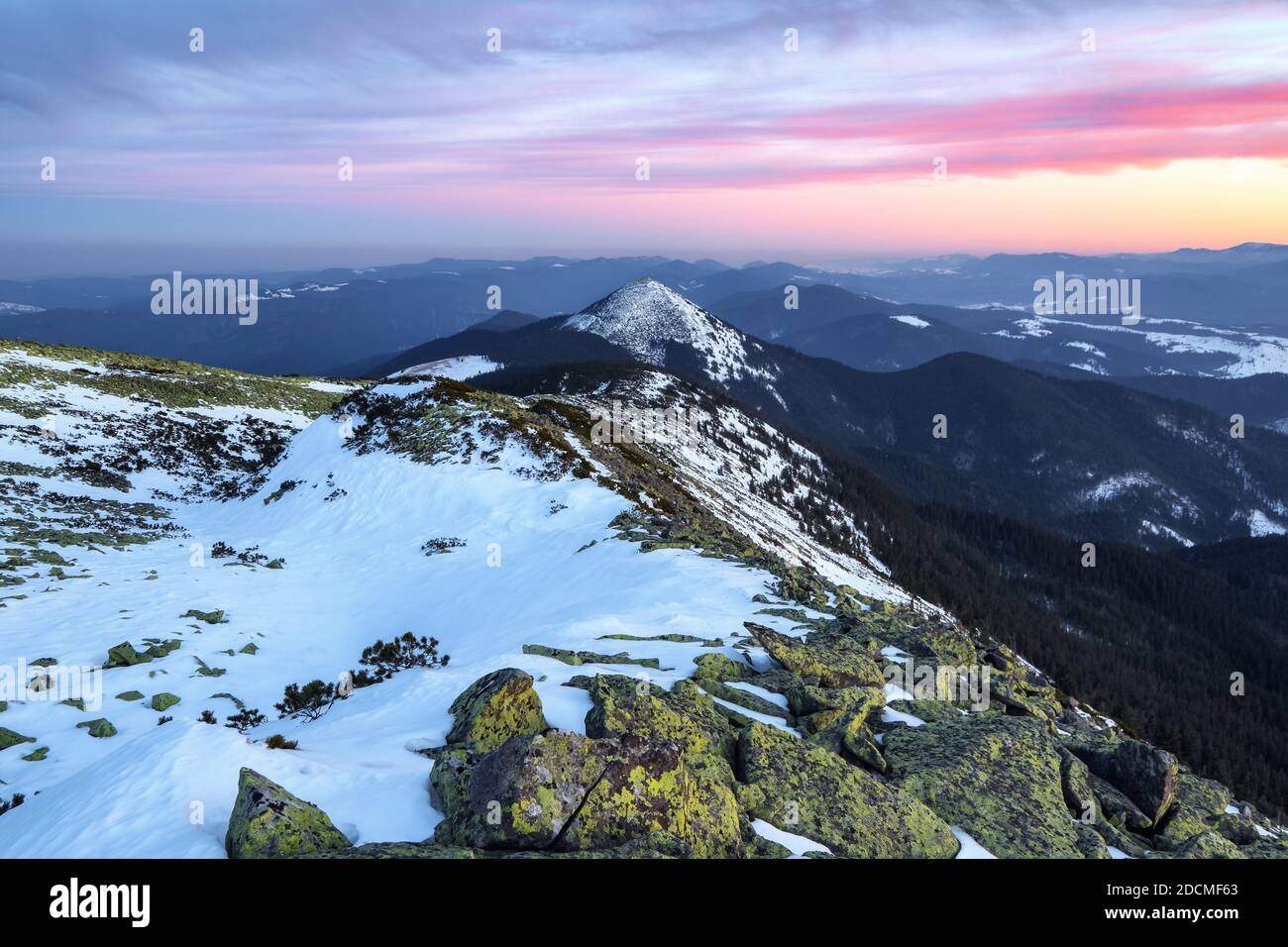 Froid jour d'hiver. Hautes montagnes avec neige. Fond d'écran. Paysage naturel avec beau ciel. Station de ski alpin. Banque D'Images