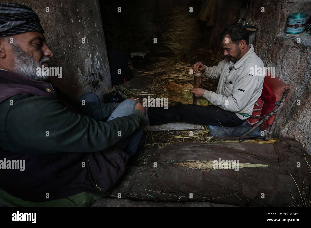 Idlib City, Syrie. 22 novembre 2020. Les travailleurs font des balais de paille faits à la main dans un petit atelier dans un quartier populaire de la ville d'Idlib. La fabrication de balais de paille a été active au cours des dernières années en raison de la dépendance des résidents au lieu des outils électriques en raison des coupures de courant. Credit: Aras Alkharboutli/dpa/Alamy Live News Banque D'Images