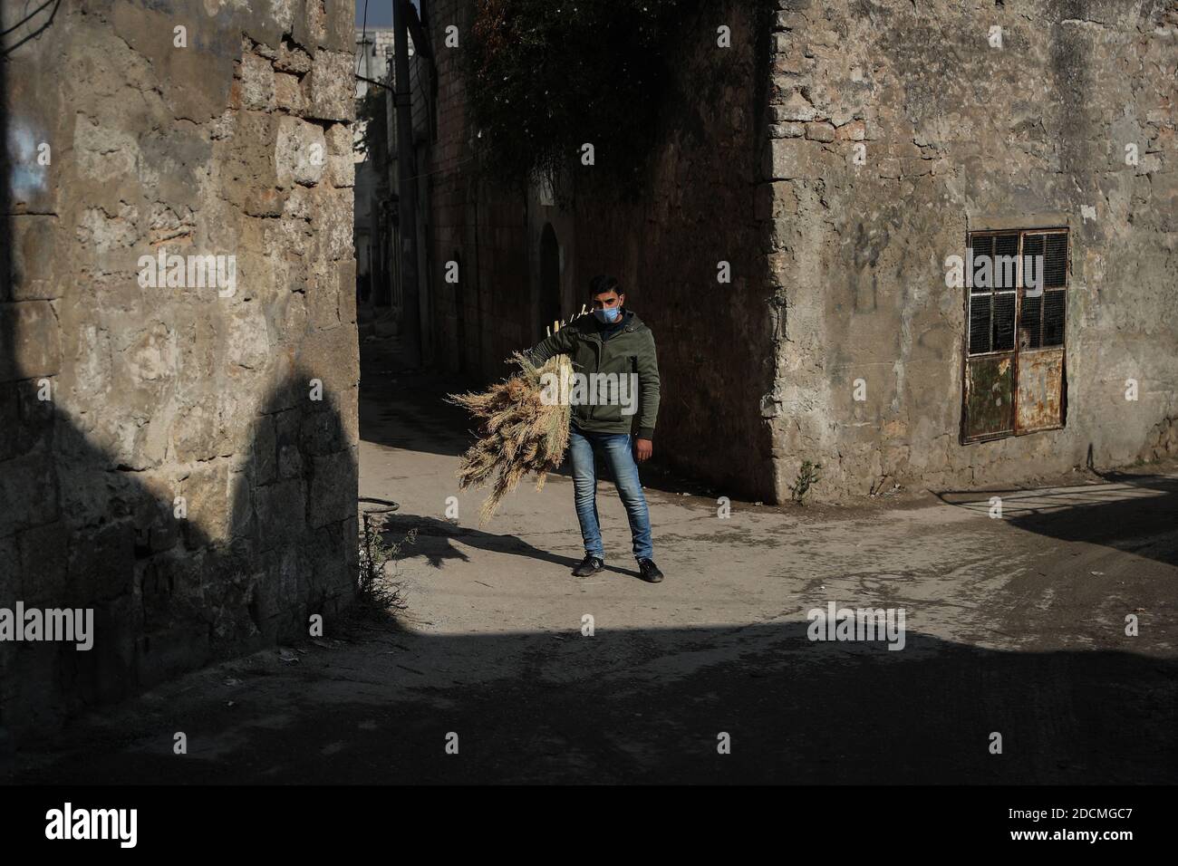 Idlib City, Syrie. 22 novembre 2020. Un ouvrier tient le sourcil pour faire des balais de paille faits à la main dans un petit atelier dans un quartier populaire de la ville d'Idlib. La fabrication de balais de paille a été active au cours des dernières années en raison de la dépendance des résidents au lieu des outils électriques en raison des coupures de courant. Credit: Aras Alkharboutli/dpa/Alamy Live News Banque D'Images