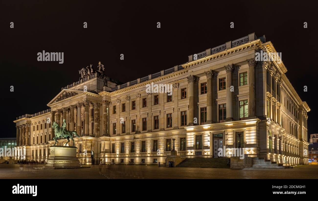 Les gens apprécient le samedi soir à l'extérieur du centre commercial Schloss Arkaden en automne. Banque D'Images